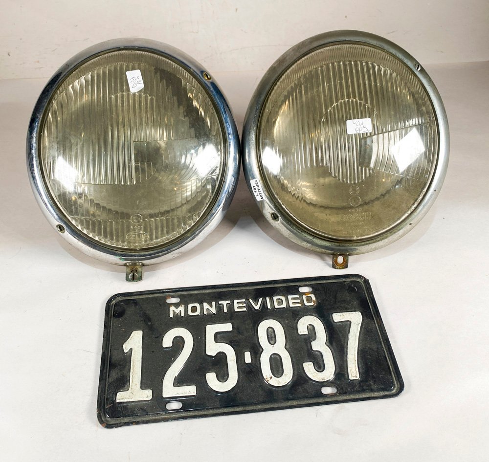 Dos Focos de Auto Vintage y Matrícula Antigua de Montevideo