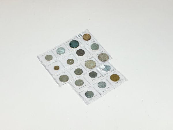 Dos Organizadores con Dieciocho Monedas Coleccionables Variadas