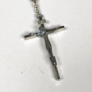 Rosario de Metal con Cuentas de Cristal Negro y Crucifijo - imagen 3