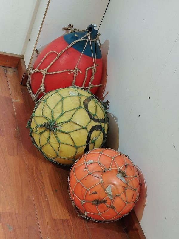 Lote de 3 Boyas de Señalización de Diversas Formas y Colores