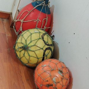 Lote siguiente: Lote de 3 Boyas de Señalización de Diversas Formas y Colores