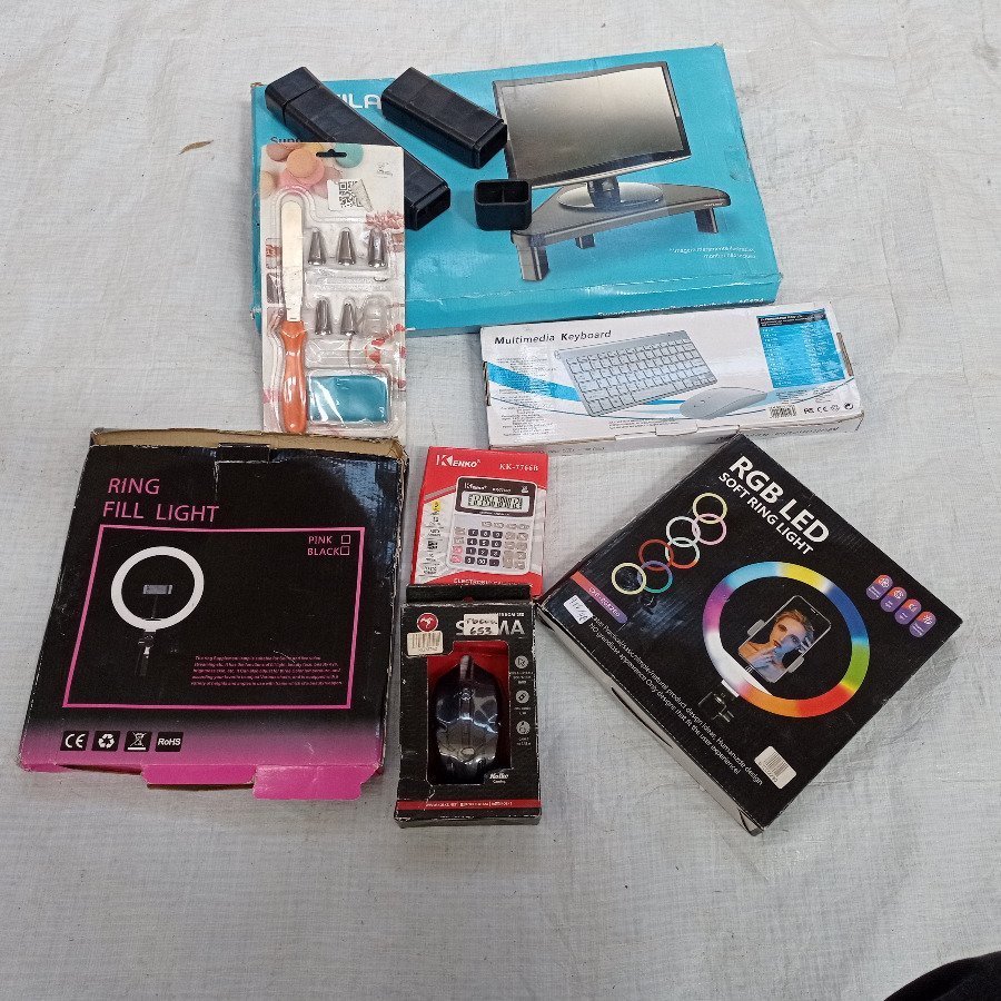 Siete piezas: 2 aros de luz para selfie, teclado con mouse, mesa portatil, calculadora y otros.