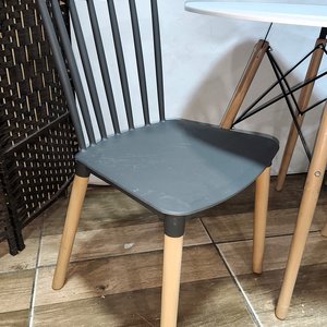 Juego Desayunador Eames Redondo Laqueado con 2 Sillas Winsor PVC Gris - imagen 4