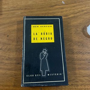 Lote siguiente: Libro "La Rubia de Negro" de Ben Benson