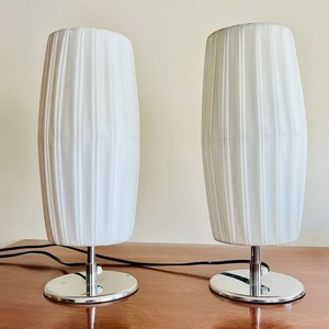 Juego de 2 Lámparas de Mesa Blancas con Base Cromada - imagen 1