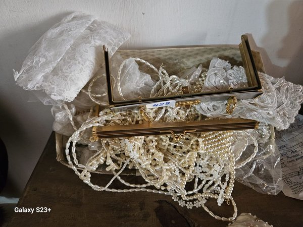 Lote de Bisutería y Encaje Blanco