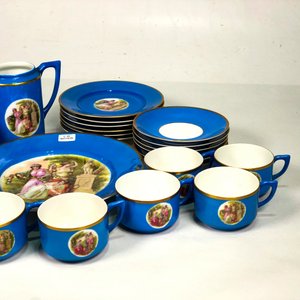 Conjunto de Porcelana Alemana Azul con Monograma y Detalles Dorados - imagen 3