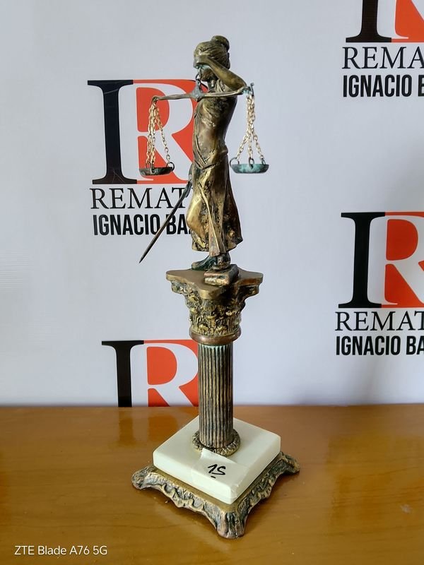 Estatuilla de bronce macizo y marmol, escultura de la justicia - imagen 2