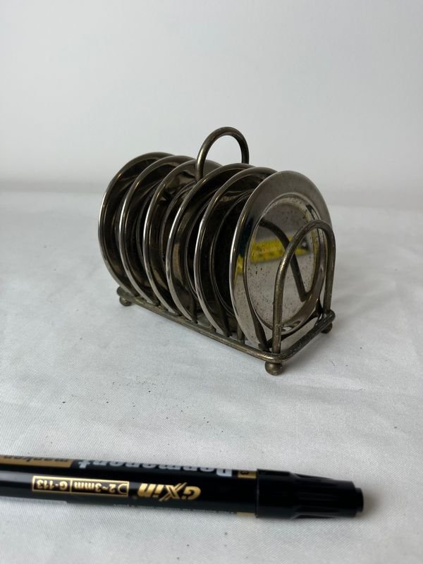Lote siguiente: Porta tostadas de metal con diseño elegante