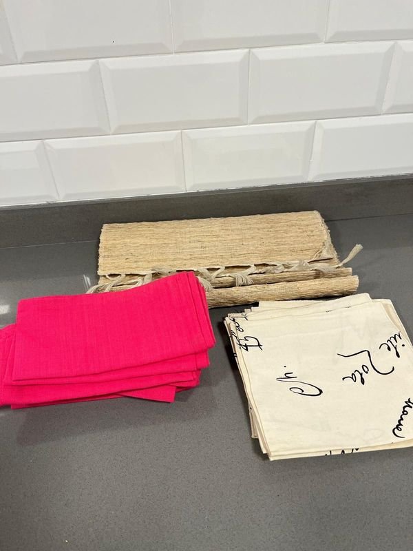 Sendero de Mesa y Servilletas de Lino Estampadas y Fucsias