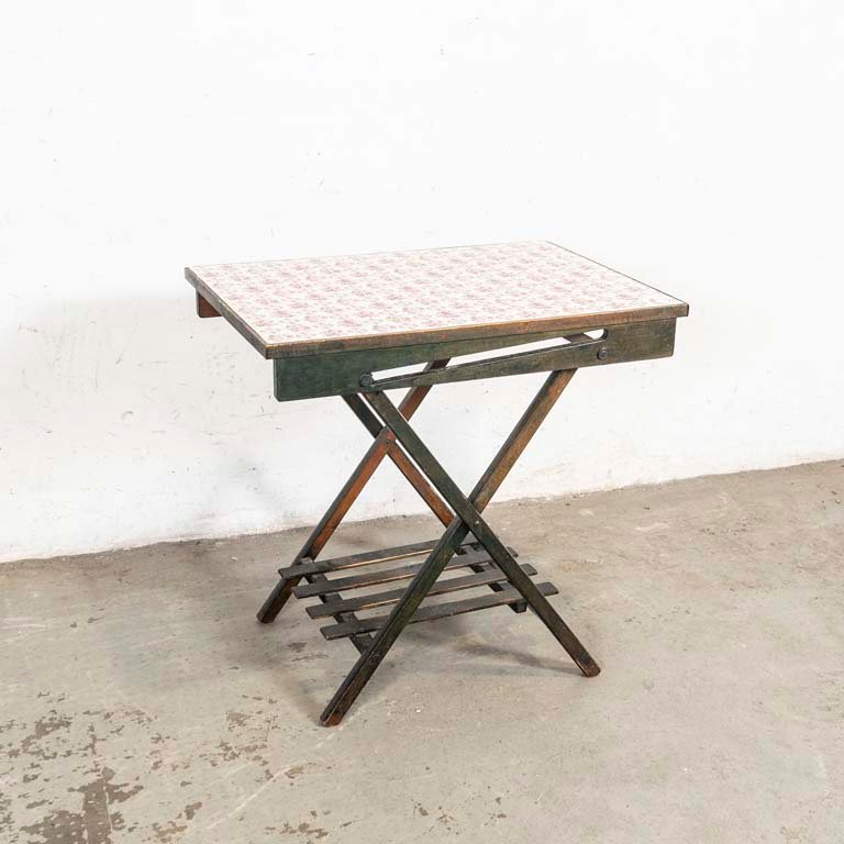 Lote siguiente: Mesa plegable de madera con tapa y detalles en el lustre