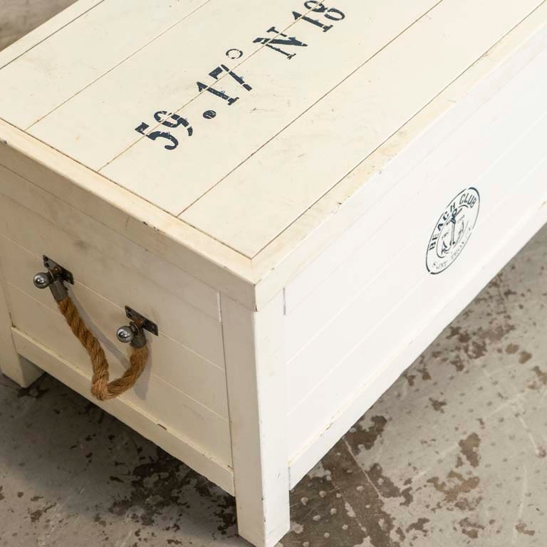 Baúl de madera pintado con detalles y manijas de metal - imagen 2