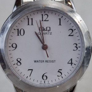 Reloj Pulsera Q&Q Plateado Esfera Blanca Números Arábigos - imagen 2