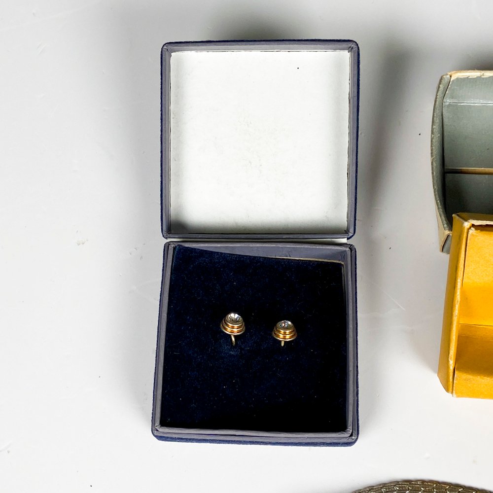 Colección de joyería con collares, monedas y accesorios - imagen 5