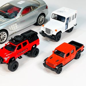 Lote de 5 piezas: Auto Mercedes plateado, camionetas y gas pimienta - imagen 2