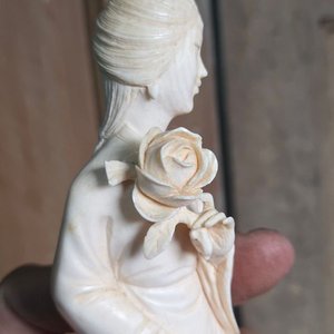 Figura Oriental de Dama con Rosa en Marfil, 23cm - imagen 7