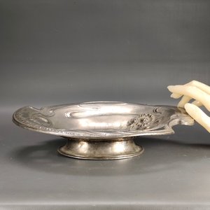 Lote siguiente: Centro de Mesa Art Nouveau en Metal Plateado con Figura Femenina