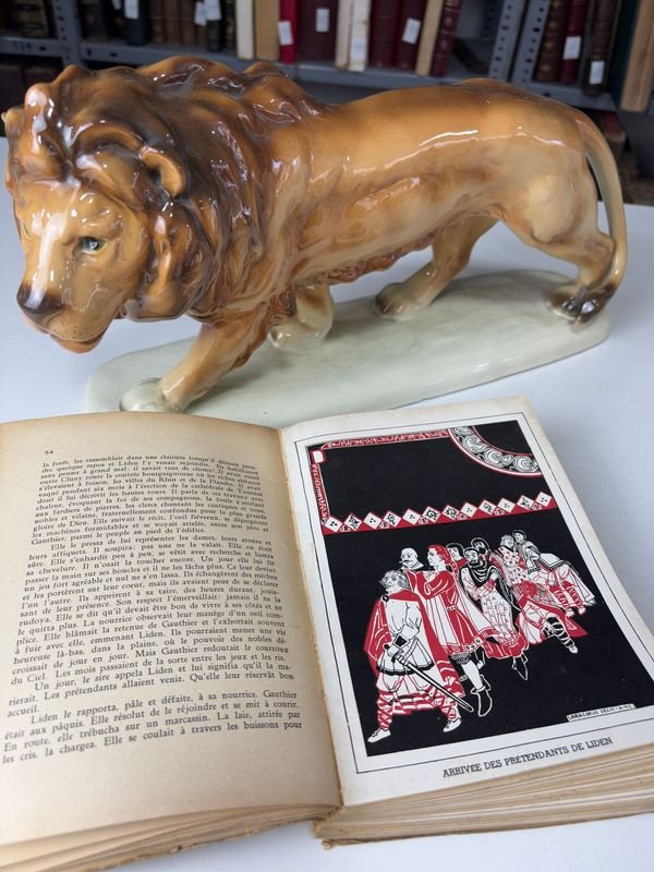 Libro de cuentos con estatua cerámica de león - imagen 4