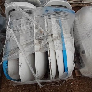 Lote siguiente: Lavatorios Blancos con Detalles Azules