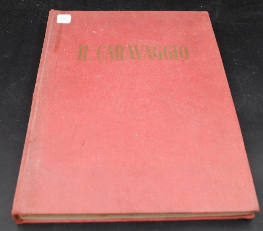 Libro sobre Caravaggio en tapa roja