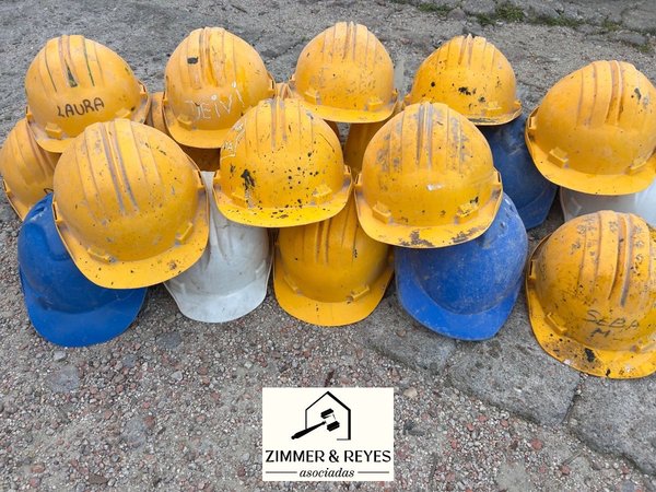 Lote de Cascos de Construcción Amarillos y Azules - imagen 1