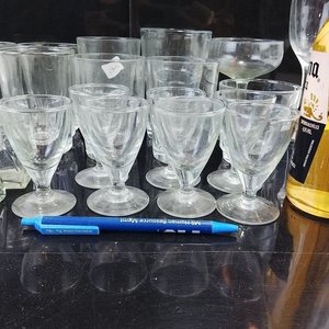Lote Variado de Cristalería: Copas, Vasos y Frascos de Vidrio Transparente - imagen 4