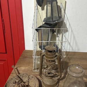 Lote siguiente: Lote de Faroles Antiguos y Recipiente de Vidrio