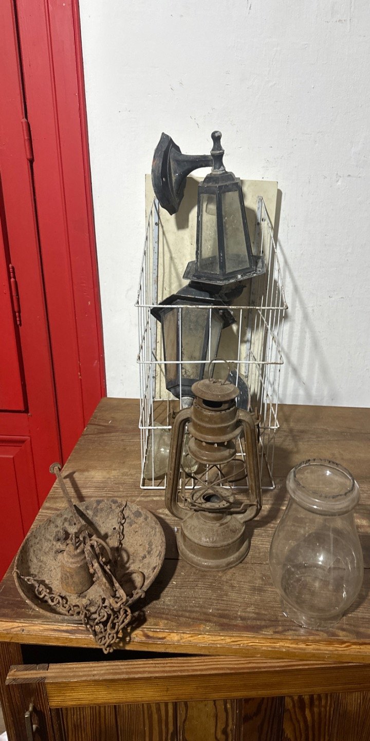 Lote de Faroles Antiguos y Recipiente de Vidrio
