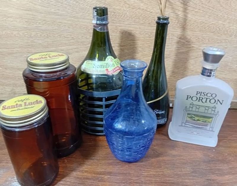 Lote de Frascos y Botellas Decorativas de Vidrio Azul, Ámbar y Verde