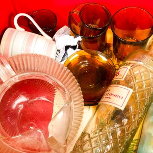 Jarra de vidrio, tazas de porcelana y ámbar, botella, lentes y micrófono - imagen 4