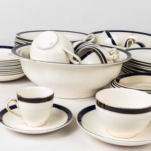 86 Piezas de porcelana inglesa Alfred Meakin Bleu de Roi. Color crema con borde azul y dorado (con desgaste). Plato con cascadura, tapa de bowl con fisura y craquelado, bowl con fisura y manchas, platitos manchados y craquelados. . Medidas: 9x6 cm - imagen 2