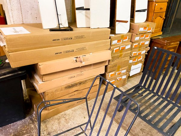 Lote de Cajas Cerradas y Muebles de Exterior