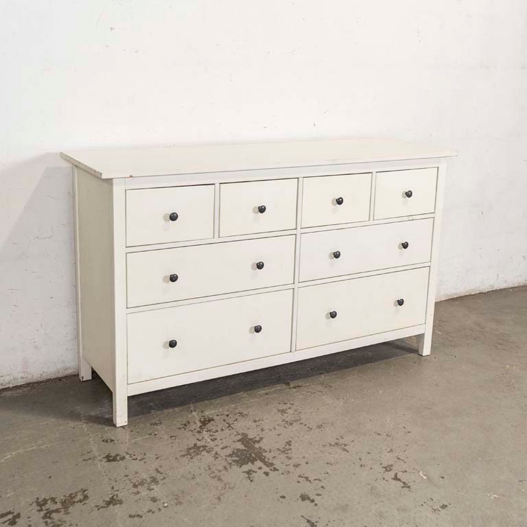 Lote siguiente: Cómoda cajonera blanca con ocho cajones