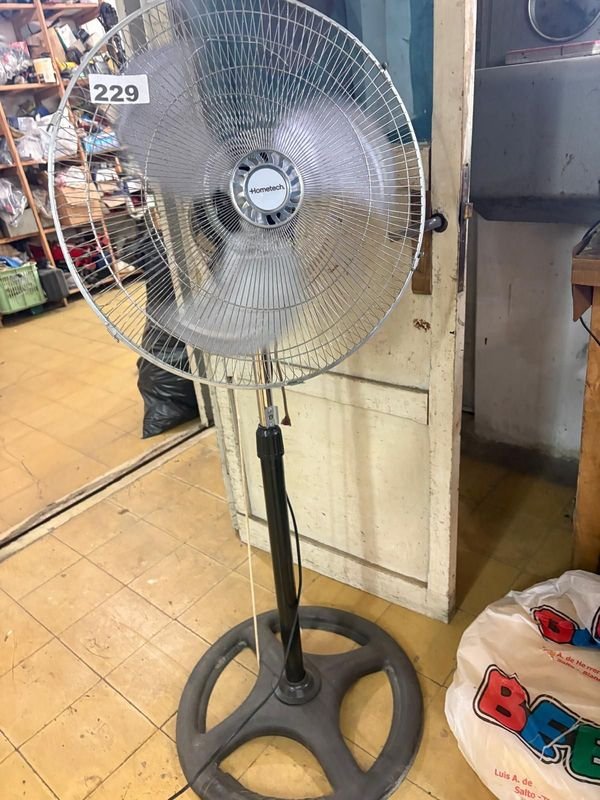 Ventilador de Pie Hometech Plateado con Control Remoto