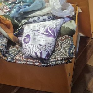 Caja con Pañuelos y Pañoletas de Seda de Diversas Regiones - imagen 5