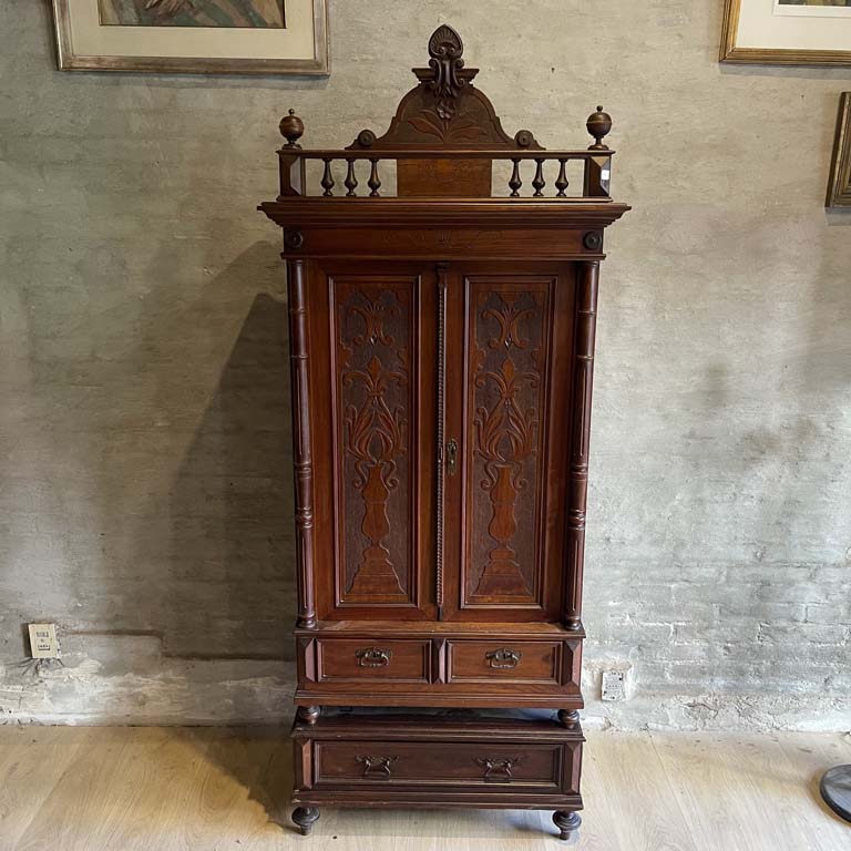 Lote anterior: Mueble colonial de excelente condición con dos puertas y tres cajones