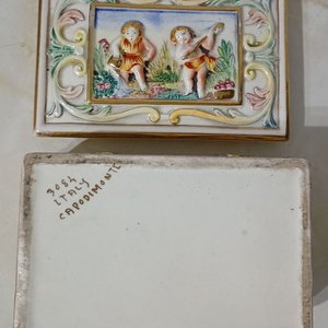 Cofre de Porcelana Capodimonte con Querubines y Detalles Dorados - imagen 3