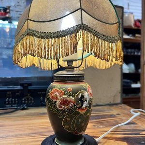 Lámpara de Mesa Estilo Oriental en Porcelana con Diseño Floral y Figuras - imagen 5