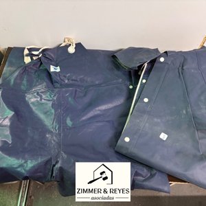 Conjunto Impermeable: Mameluco Azul y Botas Negras de Lluvia - imagen 2