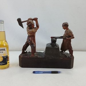 Escultura de Madera Tallada: Herreros Trabajando en la Fragua - imagen 2