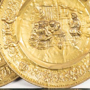 Par de Platos de Bronce Repujado con Escenas - imagen 2