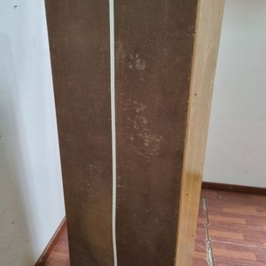 Mueble de madera claro con puertas y tiradores curvos - imagen 4