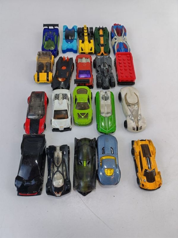 Colección de 20 Hot Wheels en diferentes colores y materiales - imagen 1