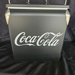 Conservadora Coca-Cola Negra de Chapa con Asa Metálica - imagen 1