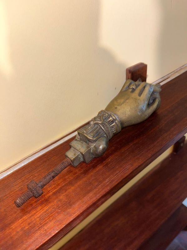 Llamador de Bronce con Figura de Mano Detallada - imagen 2