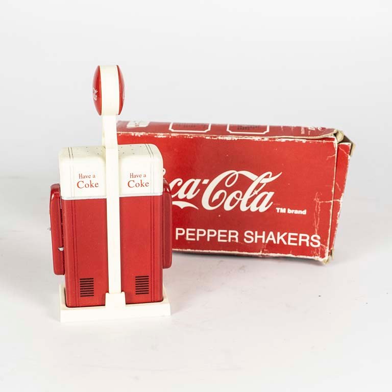 Set de salero y pimentero de metal forma de dispensador de Coca-Cola en su caja original