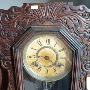 Reloj de Pared Antiguo con Péndulo y Caja Tallada - imagen 3