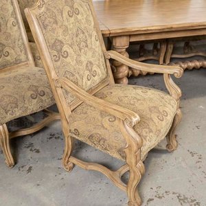 Juego de Comedor Renacimiento: Mesa de Roble Tallado con Extensiones, 8 Sillas y 2 Sillones Tapizados - imagen 2