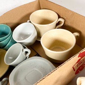 Lote de Tazas y Platos de Cerámica de Colores Variados - imagen 4