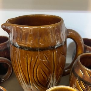 Juego de Jarra y 8 Jarros de Cerámica Esmaltada Marrón Estilo Rústico - imagen 4